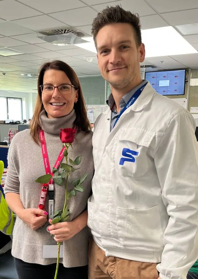 V kanceláři s růží