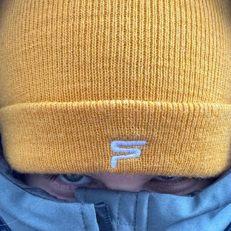 Dítě s čepicí se zimní bundou přes bradu