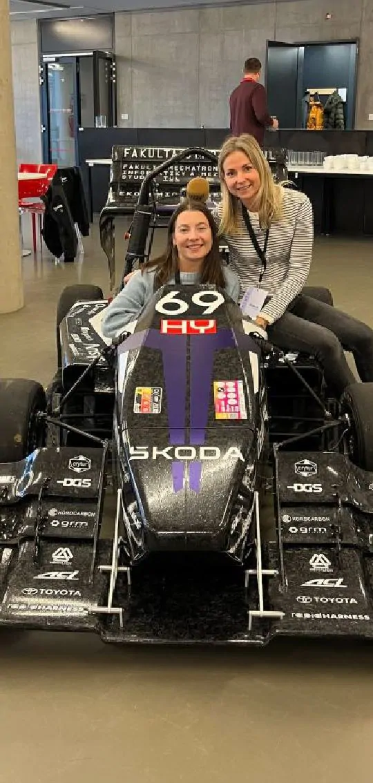 Studentky vyfocené u formule